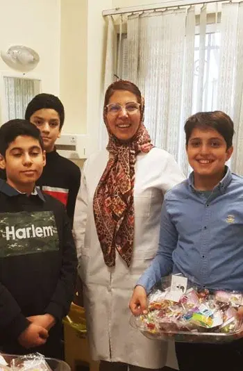 مدرسه امام حسین، عکس صمیمانه دانش آموزان با دبیران در مجتمع آموزشی  امام حسین 