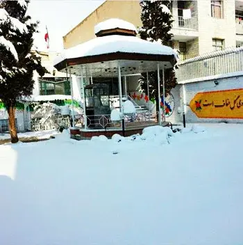 مدرسه آفاق بدیع، عکس از حیاط زیبای دبیرستان آفاق بدیع منطقه 22