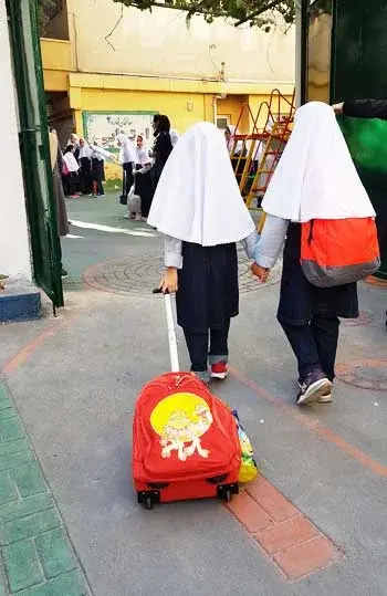 مدرسه بشرا، درب تفکیک شده برای ورود و خروج دردبستان غیر دولتی دخترانه بشرا منطقه 2