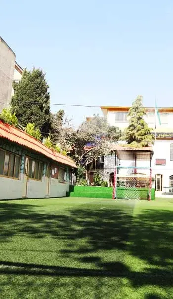 مدرسه جاوید، حیاط بزرگ و زیبای دبیرستان دوره اول پسرانه جاوید منطقه 2