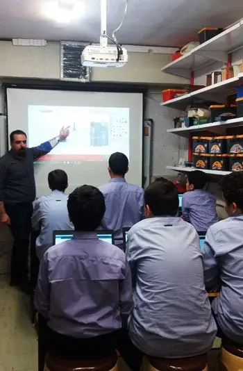 مدرسه جاوید، کارگاه الکترونیک در دبیرستان  دوره اول غیر دولتی پسرانه جاوید منطقه 2