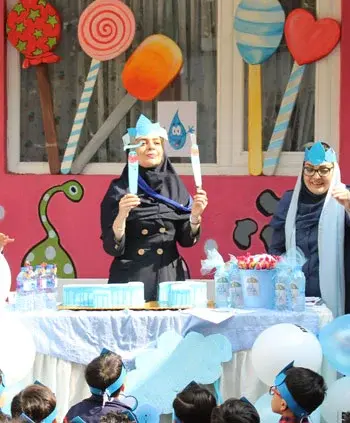 مدرسه سلام یاسین، تصویری از جشن آب و نمایش با کاراکترهایی که پسرانمان دوست دارند
