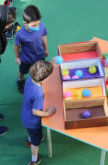 مدرسه سلام یاسین، تصویری از پایگاه دستاوردهای دانش آموزی همراه با بازی