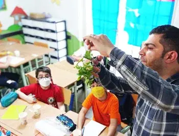 مدرسه سلام یاسین، تصویری از کلاس تحقیقی گیاه شناسی