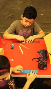 مدرسه سلام یاسین، تصویر انجام کاردستی و استفاده از ابزار ریاضی