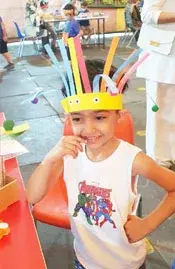 مدرسه سلام یاسین، تصویری ازدانش آموزی که تاج ویژه و خاصی که برای خودش درست کرده 