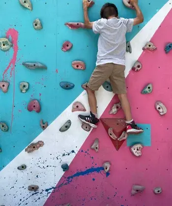 مدرسه پندار نو، عکس دانش آموز مدرسه پسرانه پندار نو منطقه 4 هنگام صخره نوردی