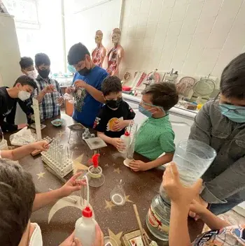 مدرسه پندار نو، تصویر دانش آموزان دبستان پسرانه پندار نو در آزمایشگاه