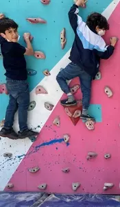 مدرسه پندار نو، عکس دانش آموز مدرسه پسرانه پندار نو منطقه 4 هنگام صخره نوردی