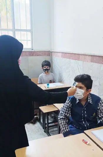 مدرسه بهان، عکس بررسی دمای بدن دانش آموزان مدرسه پسرانه بهان منطقه 5 در دوران کرونا