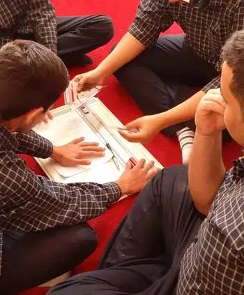 مدرسه ایران تکنیک، عکس از کار گروهی دانش آموزان هنگام نقشه کشی( معماری داخلی) در هنرستان پسرانه ایران تکنیک