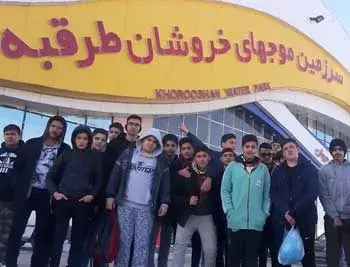 مدرسه ایران تکنیک، عکس دست جمعی دانش آموزان هنرستان پسرانه ایران تکنیک در اردوی مشهد مقدس