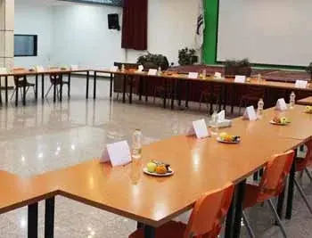 مدرسه نوید صالحین، تصویری از سالن جلسات دبیرستان دوره اول نوید صالحین