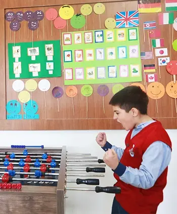 مدرسه  علامه طباطبایی واحد آبشناسان، فراهم سازی امکانات بازی در دبستان های علامه طباطبایی به بالا بردن روحیه دانش آموزان کمک می کند.