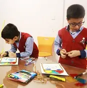 مدرسه  علامه طباطبایی واحد آبشناسان، تصویری از فعالیت انفرادی دانش آموزان دبستان غیردولتی علامه طباطبایی و کار با ابزارهای آموزشی