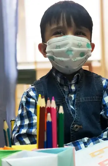 مدرسه علم مبین، پیش دبستان و دبستان علم مبین در ابتدای سال پک لوازم اتحریر به دانش آموزان می دهد