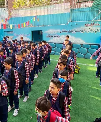 مدرسه علم مبین، تصویر حیاط مدرسه علم مبین و تشکیل صف دانش آموزان