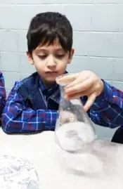 مدرسه علم مبین، تصویر انجام آزمایش توسط دانش آموز مدرسه علم مبین