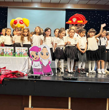 مدرسه اتحاد نوین، تصویر جشن های مدرسه اتحادنوین در سالن اجتماعات