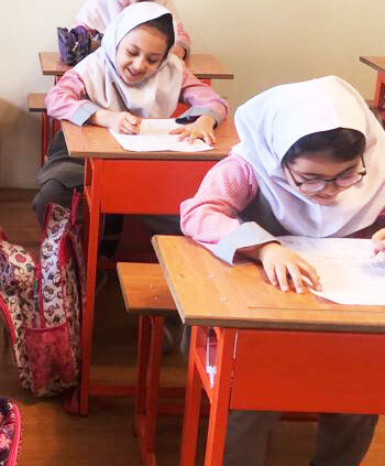 مدرسه آوای تبسم تابان، تصویری از دانش آموزان مدرسه آوای تبسم تابان هنگام انجام تکالیف