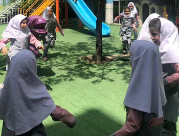 مدرسه آوای تبسم تابان، حیاط چمن پوش دبستان آوای تبسم تابان