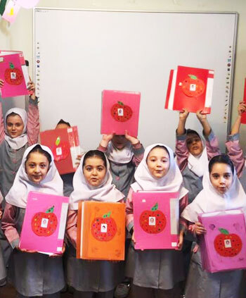 مدرسه آوای تبسم تابان، تصویری از دانش آموزان مدرسه آوای تبسم تابان با کتاب های حروف