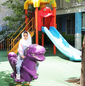 مدرسه آوای تبسم تابان، تصویری از حیاط زیبا و شاد دبستان آوای تبسم تابان