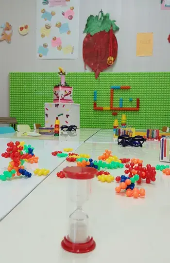 مدرسه نیکا ، کلاس های آموزشی مدرسه ی دخترانه ی نیکا منطقه ی 7