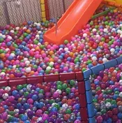 مدرسه نیکا ، پیش دبستان و دبستان دوره اول نیکا مجهز به سالن بازی یا پلی روم می باشد