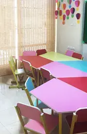 مدرسه نیکا ، تصویرمیزهای رنگی مدرسه نیکا که دانش آموزان دبستان نیکا را شاد می کند