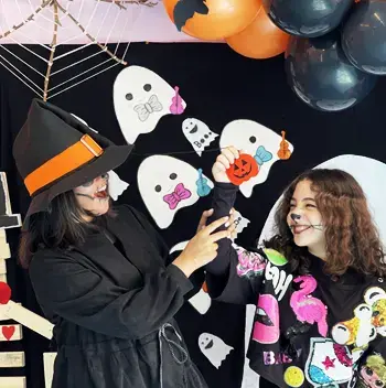 مدرسه  نگرش، عکس دانش آموزان دبستان دخترانه نگرش منطقه 1 تجربه طراحی و گریم در مناسبت های بین المللی