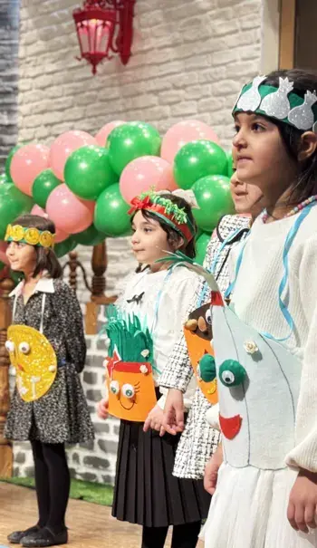 مدرسه  نگرش، اجرای دانش آموزان برای اولیا و کادر آموزشی پیش دبستان و دبستان نگرش