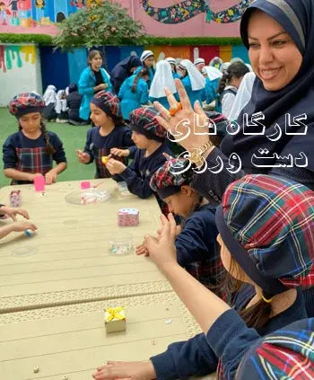 مدرسه والا، نقش مربیان راهنما در کارگاه‌های دست‌ورزی دبستان دخترانه والا